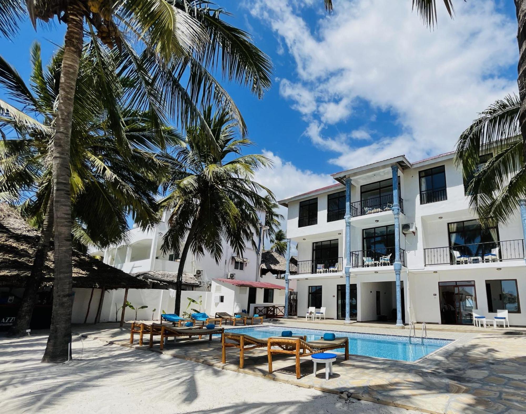 Bianco Azzurro & Restaurant Hotell 2*